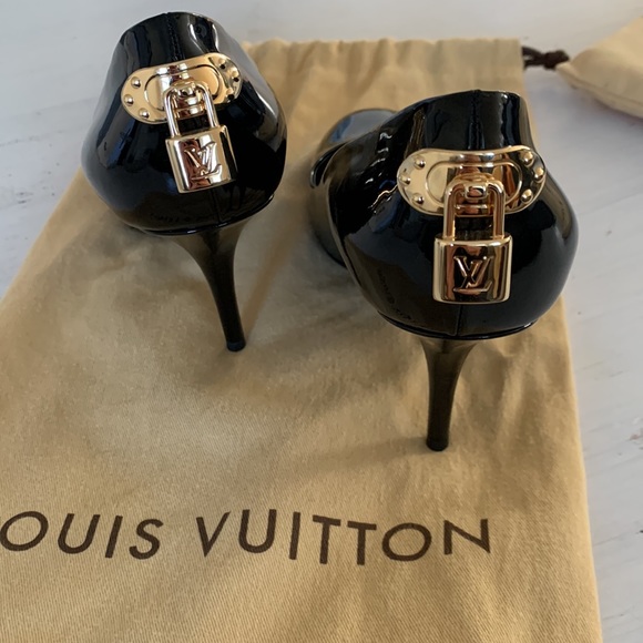 Loius Vuitton black leather pumps with round toe and signature hardware. Size 38 - Picture 2 of 16